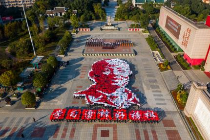 《学习雷锋好榜样》。周灿黎摄