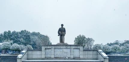  The snow scene of the statue of Lei Feng. Photographed by Chen Hui