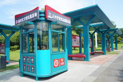  Lei Feng Statue Square is building a volunteer service station for Lei Feng. Photographed by Liu Wang