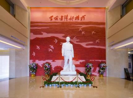 雷锋生平事迹陈列馆一楼序厅——雷锋塑像。魏波摄