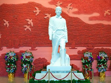 雷锋生平事迹陈列馆一楼序厅——雷锋塑像。肖毅摄