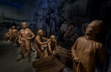  The first floor exhibition hall of Lei Feng's Life Story Exhibition Hall - the clay sculpture scene of "Suffering Three Xiangs". Photographed by Zeng Xiangping