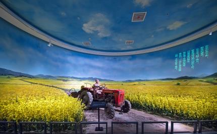 雷锋生平事迹陈列馆一楼展厅——《耕耘大地》场景。肖毅摄