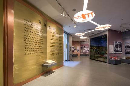 雷锋生平事迹陈列馆二楼展厅——《雷锋七问》场景。曾祥平摄