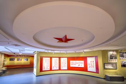 雷锋生平事迹陈列馆三楼展厅——党和国家领导人题词和讲话场景。曾祥平摄